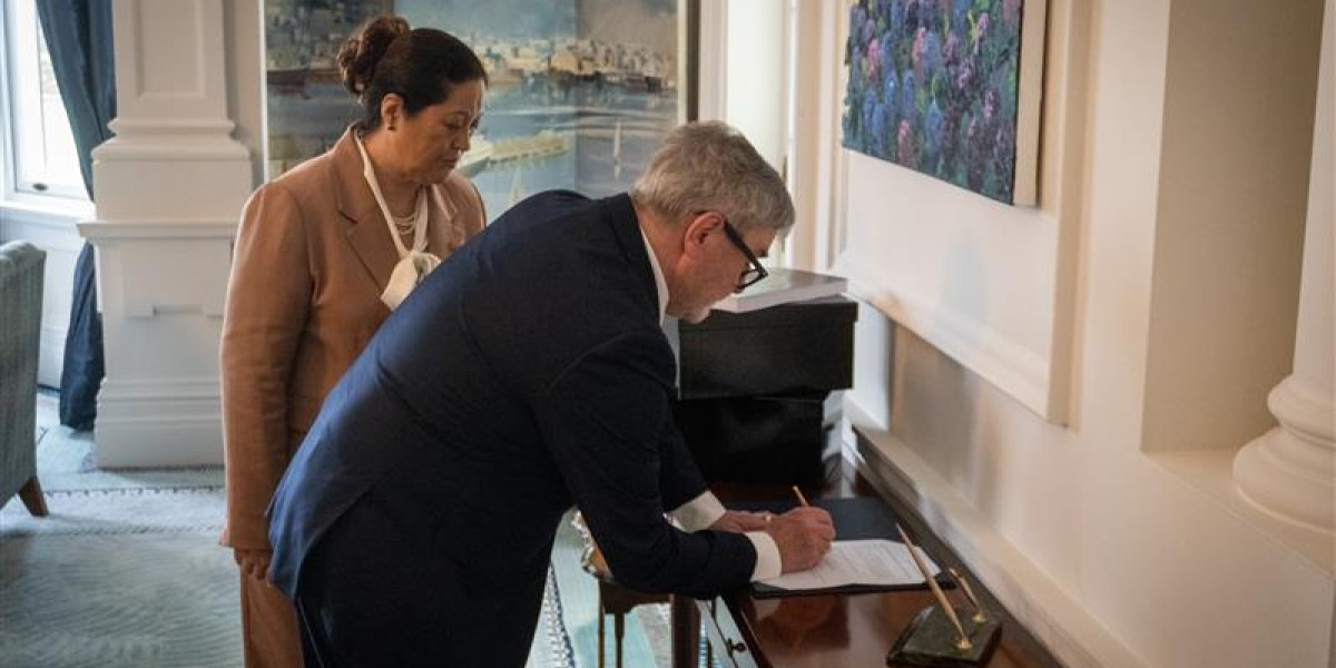 Her Excellency, Dame Cindy Kiro, the Governor-General receiving the Inquiry's final reports from the Phase Two Commissioners.